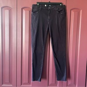 Kut from the Kloth Connie ankle skinny plum purple Jeans size 10 raw hem